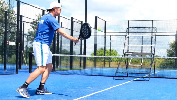 Hvilke padelslag kan jeg øve med Smash padel rebounder?